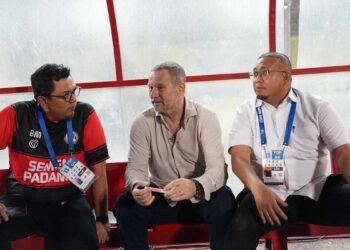 Andre Rosiade bersama Komisaris SPFC Braditi Moulevey dan coach Dejan Antonic. (dok. istimewa)