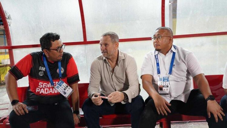 Andre Rosiade bersama Komisaris SPFC Braditi Moulevey dan coach Dejan Antonic. (dok. istimewa)