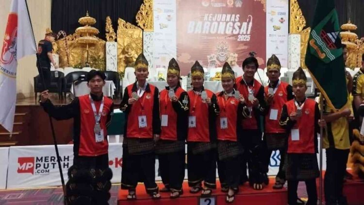 Hari Pertama Kejurnas Barongsai 2025 Bali, Sumbar Berhasil Raih Medali Perak 1 Kontingen Sumbar yang meraih medali perak Kategori Tradisional Kejurnas Barongsai 2025 di Bali, Sabtu (22/11/2025) malam. (Foto FOBI Sumbar)