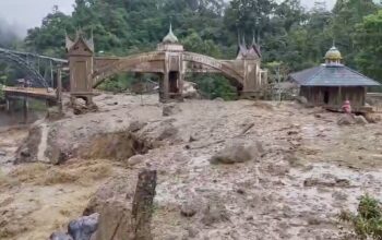 Galodo di Jembatan Kembar Padang Panjang mengakibatkan tiga prajurit TNI meninggal dunia. (dok. tangkapan layar)