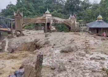 Galodo di Jembatan Kembar Padang Panjang. (dok. tangkapan layar)