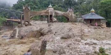 TNI Naikkan Pangkat Tiga Prajurit Gugur di Bencana Sumbar, Pendidikan Anak Dijamin 9 Galodo di Jembatan Kembar Padang Panjang mengakibatkan tiga prajurit TNI meninggal dunia. (dok. tangkapan layar)