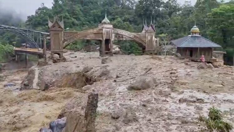 Jembatan Kembar Silaiang Dihondoh Galodo, Jalur Padang-Bukittinggi Via Padang Panjang Putus Total 1 Galodo di Jembatan Kembar Padang Panjang. (dok. tangkapan layar)