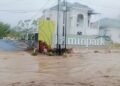Banjir Besar Landa Padang: Jembatan Hanyut, Mobil Terseret Arus hingga Penemuan Jenazah Bayi 2 Banjir yang terjadi di kawasan Lumin Park, Kecamatan Koto Tangah. (dok. tangkapan layar)