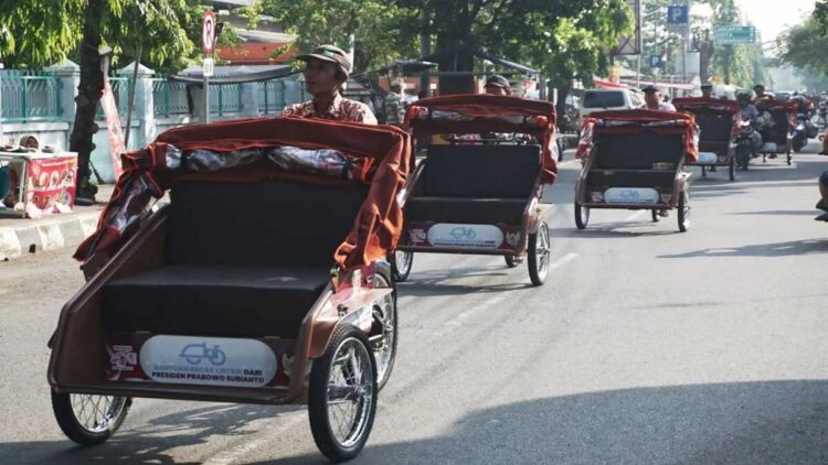 Bantuan becak listrik dari Presiden Prabowo Subianto. (Foto: Antara)
