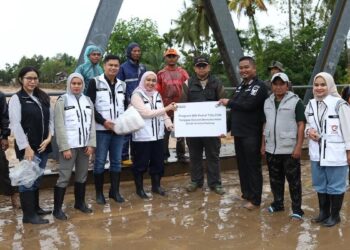 Bantuan untuk korban bencana diserahkan BRI RO Padang. (dok. istimewa)