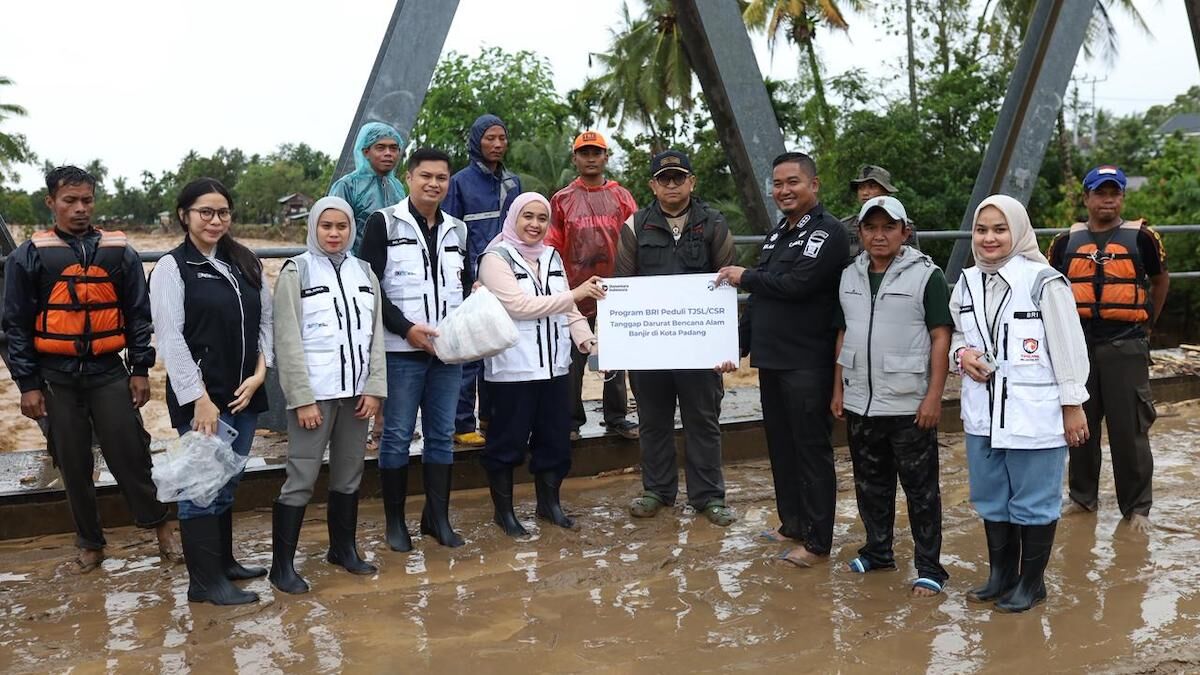 Bantuan untuk korban bencana diserahkan BRI RO Padang. (dok. istimewa)