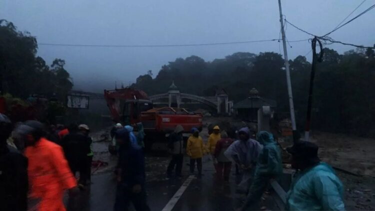 Pemko Padang Panjang bersama TNI/Polri, BPBD, Satpol PP Damkar, Dinas Perkim LH, Dinas PUPR, PMI, dan relawan melakukan pencarian dan pembersihan material banjir bandang di jalan kembar Batas Kota Silaing Bawah. (ANTARA/Isril Naidi)