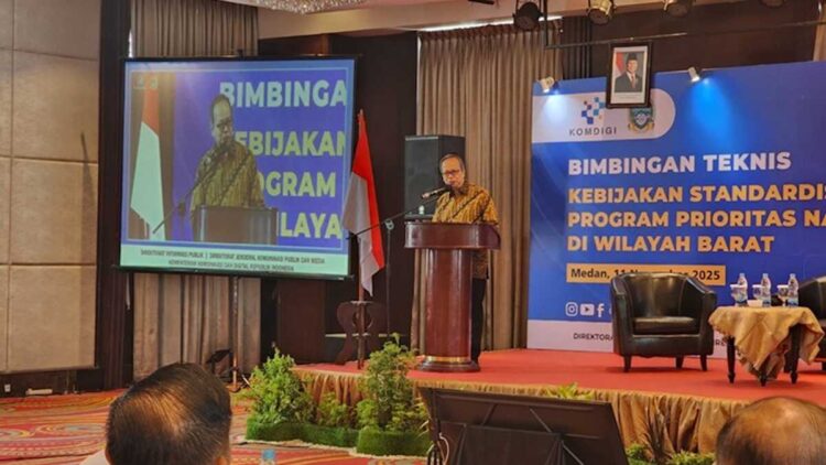 Kemkomdigi Dorong Standarisasi Konten Program Prioritas Nasional 1 Direktur Informasi Publik Kemkomdigi, Nursodik Gunarjo, dalam Bimbingan Teknis Kebijakan Standardisasi Konten Program Prioritas Nasional Wilayah Barat di Medan, Sumut, Selasa (11/11/2025) (Foto: KPM Kemkomdigi)