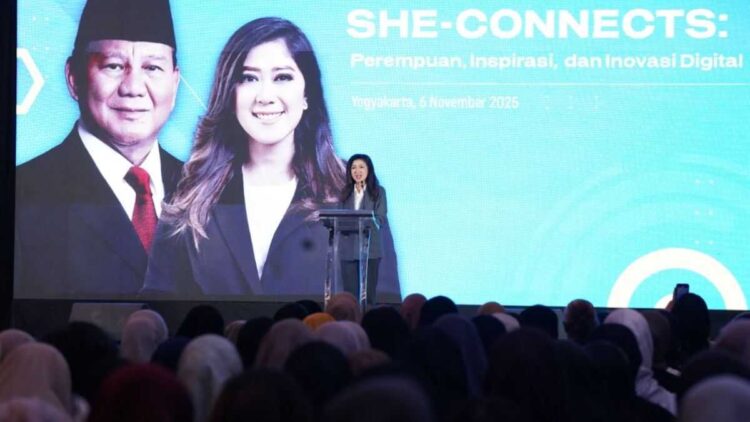 Kementerian Komunikasi dan Digital (Kemkomdigi) tak henti memperluas jangkauan program literasi digital bagi perempuan. Hal itu disampaikan Direktur Jenderal Komunikasi Publik dan Media (Dirjen KPM) Kemkomdigi, Fifi Aleyda Yahya, dalam sambutannya pada forum She-Connects 2025 Seri Yogyakarta, Kamis (6/11/2025). (Foto: Amiriyandi/Ditjen KPM Kemkomdigi)