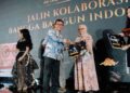 Retail Gathering SIG di Pekanbaru, PT Semen Padang Perkuat Dominasi Pasar di Riau 4 Dirut PT Semen Padang Pri Gustari Akbar serahkan hadiah dalam acara retail gathering SIG di Pekanbaru. (dok. istimewa)