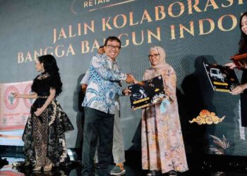 Dirut PT Semen Padang Pri Gustari Akbar serahkan hadiah dalam acara retail gathering SIG di Pekanbaru. (dok. istimewa)