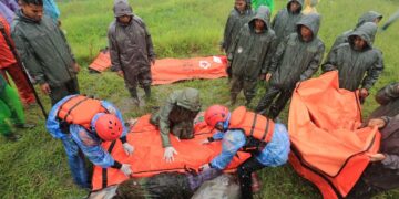 Evakuasi korban bencana hidrometeorologi di Agam oleh Tim Basarnas Padang. (dok. Basarnas Padang)
