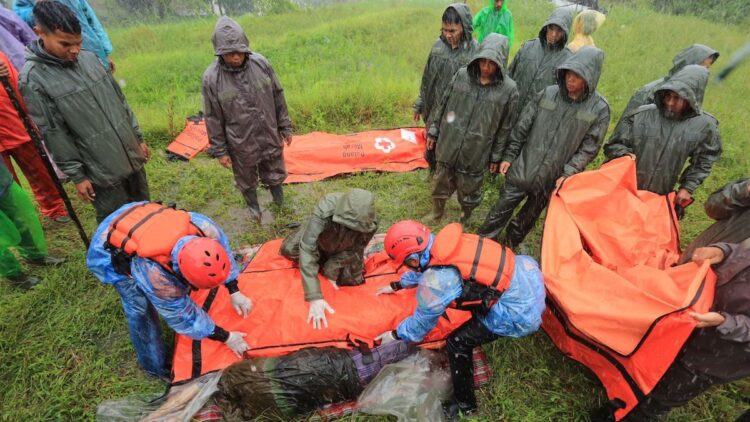 Korban Meninggal Akibat Banjir Bandang di Agam Menjadi 173 Orang 1 Evakuasi korban bencana hidrometeorologi di Agam oleh Tim Basarnas Padang. (dok. Basarnas Padang)