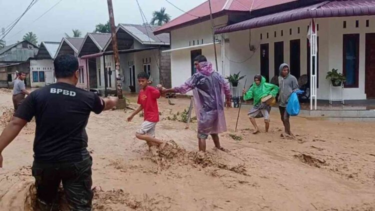 Warga Terjebak Banjir di Batu Busuk, BPBD Padang Lakukan Evakuasi Pagi Ini 1 Evakuasi warga di kawasan Batu Busuak oleh BPBD Padang