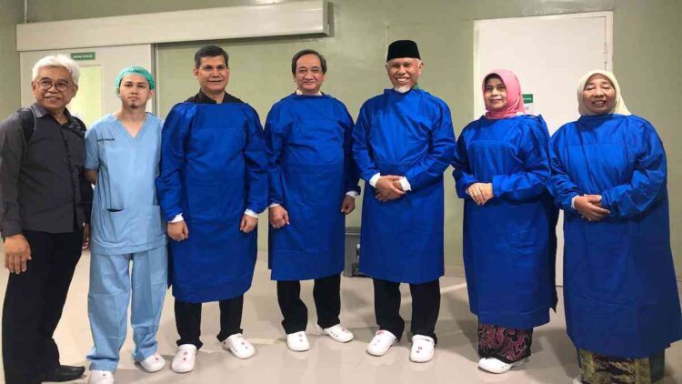FKUI–RSCM Perkuat Layanan Bedah Saraf di RSUD M. Natsir Solok 1 FKUI-RSCM perkuat layanan bedah di RS. M Natsir Solok. (dok. adpsb)