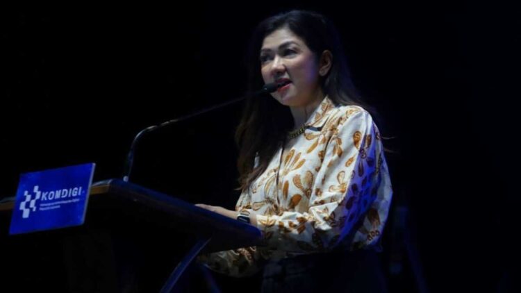 Direktur Jenderal Komunikasi Publik dan Media (Dirjen KPM) Kemkomdigi, Fifi Aleyda Yahya, saat menyampaikan sambutannya pada Malam Anugerah KIMFest 2025 di Alun-alun Kota Tangerang, Banten, Sabtu (15/11/2025). (Foto: KPM/InfoPublik/Agus Siswanto)