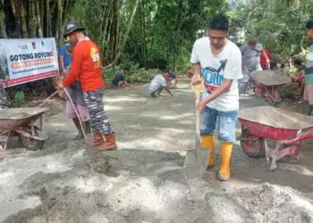 Gotong royong pengecoran jalan Rimbo Gaek. (dok. istimewa)