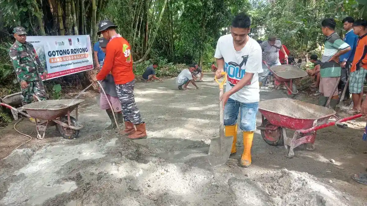 Gotong royong pengecoran jalan Rimbo Gaek. (dok. istimewa)