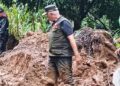 Turun Tangan Bersihkan Material Longsor di Malalak, Gubernur Mahyeldi Tegaskan Ini 4 Gubernur Mahyeldi bantu pembukaan jalan yang terkena longsor. (dok. istimewa)