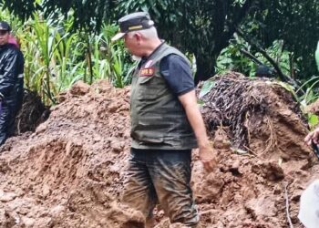 Gubernur Mahyeldi bantu pembukaan jalan yang terkena longsor. (dok. istimewa)