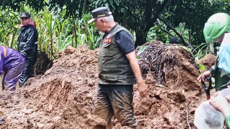 Gubernur Mahyeldi bantu pembukaan jalan yang terkena longsor. (dok. istimewa)