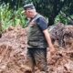 Gubernur Mahyeldi bantu pembukaan jalan yang terkena longsor. (dok. istimewa)
