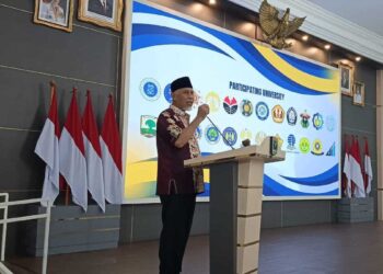 Gubernur Mahyeldi beri sambutan di Forum Majelis Wali Amanat Perguruan Tinggi Negeri Berbadan Hukum (MWA PTN-BH) se-Indonesia. (dok. adpsb)