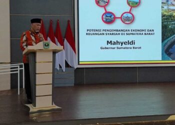 Gubernur Mahyeldi beri sambutan pada acara dengan Bank Syariah. (dok. adpsb)