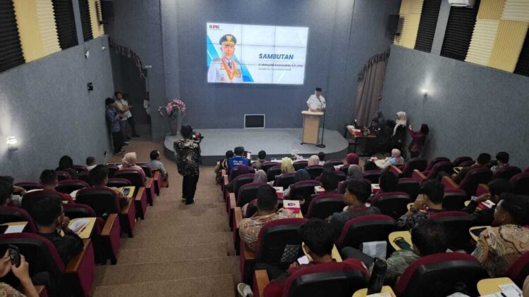 Gubernur Mahyeldi Sebut Pemuda Sumbar harus Jadi Pelopor Indonesia Bebas Korupsi 1 Gubernur Mahyeldi beri sambutan saat acara KPK di Asrama Haji. (dok. istimewa)