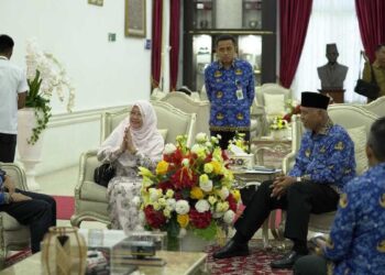 Gubernur Mahyeldi Mendukung Penuh Rencana Syukuran atas Penetapan Rahmah El Yunusiyah Sebagai Pahlawan Nasional 1 Gubernur Mahyeldi bertemu cucu pahlawan Nasional Rahmah el Yunussiyah yang baru dinobatkan Presiden Prabowo. (dok. adpsb)