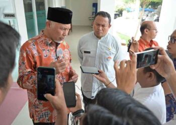 Gubernur Mahyeldi diwawancarai wartawan di sela workshop IORA. (dok. adpsb)