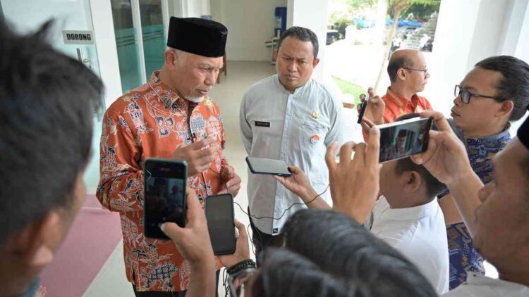 Sumbar Siap Jadi Percontohan Biosekuriti Akuakultur, IORA Beri Dukungan Regional 1 Gubernur Mahyeldi diwawancarai wartawan di sela workshop IORA. (dok. adpsb)