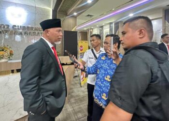 Gubernur Mahyeldi diwawancarai wartawan usai jadi irup upacara peringatan Hari Pahlawan di Halaman Kantor Gubernur Sumbar. (dok. adpsb)