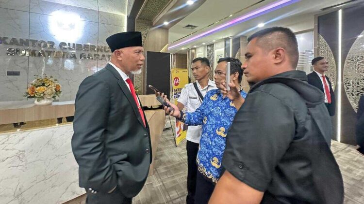 Mahyeldi Tegaskan Wakaf Sebagai Solusi Pembangunan Berkelanjutan 1 Gubernur Mahyeldi diwawancarai wartawan usai jadi irup upacara peringatan Hari Pahlawan di Halaman Kantor Gubernur Sumbar. (dok. adpsb)