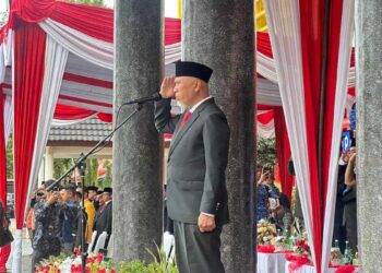 Gubernur Mahyeldi jadi irup upacara peringatan Hari Pahlawan di Halaman Kantor Gubernur Sumbar. (dok. adpsb)