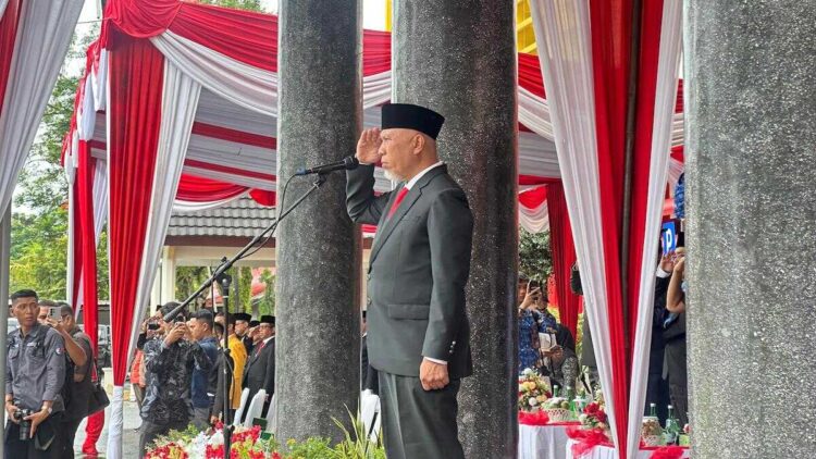 Gubernur Mahyeldi jadi irup upacara peringatan Hari Pahlawan di Halaman Kantor Gubernur Sumbar. (dok. adpsb)