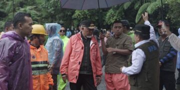 Gubernur Sumbar Instruksikan Seluruh OPD Berperan Aktif Distribusikan Bantuan 13 Gubernur Mahyeldi kunjungi lokasi bencana di Malalak Timur. (dok. adpsb)