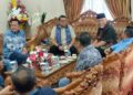 Gubernur Mahyeldi menyambut kedatangan Menteri Ekraf ke Padang. (dok. adpsb)
