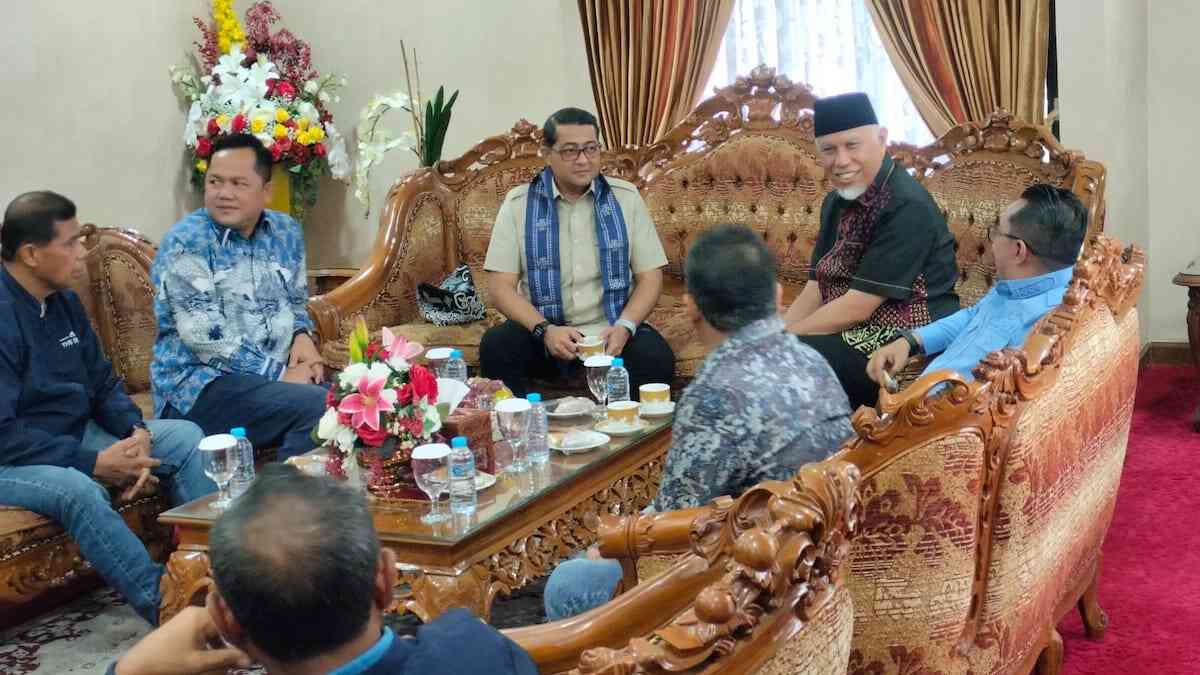 Gubernur Mahyeldi menyambut kedatangan Menteri Ekraf ke Padang. (dok. adpsb)