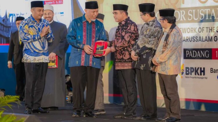 Gubernur Mahyeldi serahkan cenderamata saat pembukaan Konferensi Wakaf Internasional di Padang