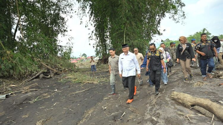 Cuaca Membaik, Gubernur Mahyeldi Minta Percepatan Penanganan Korban Bencana 1 Gubernur Mahyeldi tinjau lokasi bencana