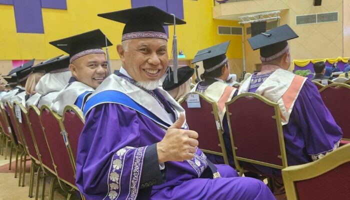 Gubernur Mahyeldi Resmi Diwisuda Magister Manajemen di Malaysia