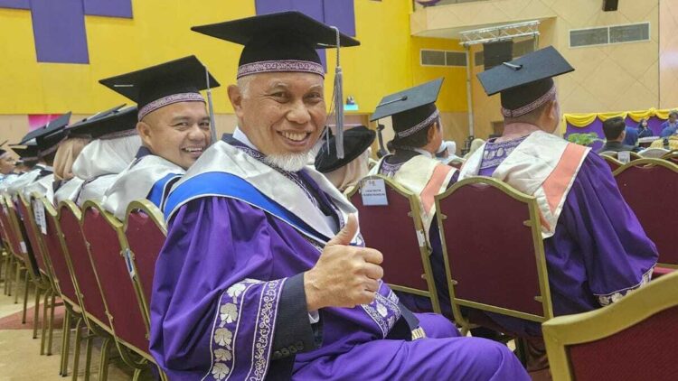 Gubernur Mahyeldi wisuda manajemen di Universitas Malaysia. (dok. adpsb)