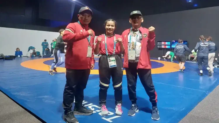 Pegulat Sumbar Yusma Deswita Siap Harumkan Indonesia di ISG 2025 1 Ketua KONI Sumbar, Hamdanus dampingi atlet gulat Sumbar pada kejuaraan Internasional di Riyadh. (dok. istimewa)