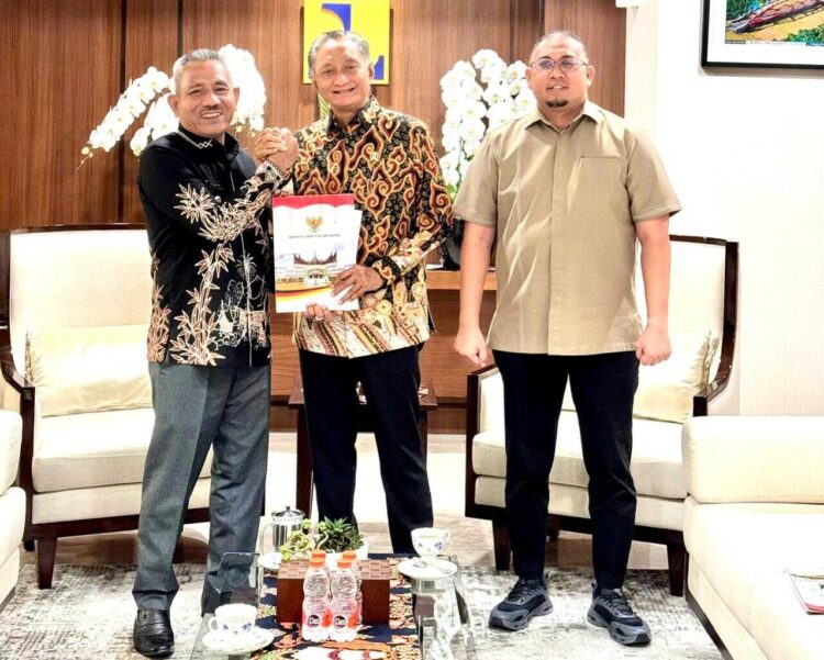 Perjuangkan Infrastruktur Daerah, Andre Rosiade Dampingi Bupati Limapuluh Kota Temui Menteri PU 1 Andre Rosiade memfasilitasi Bupati Limapuluh Kota Safni bertemu Menteri PU Dody Hanggodo. (Foto: Ist)