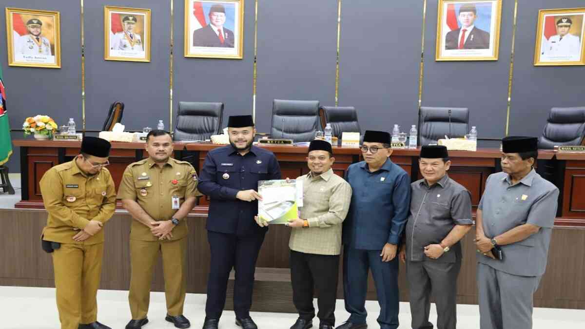 DPRD Padang Setujui APBD 2026, Wako Pastikan Pendidikan–Kesehatan jadi Prioritas 2 IMG 20251124 WA0018