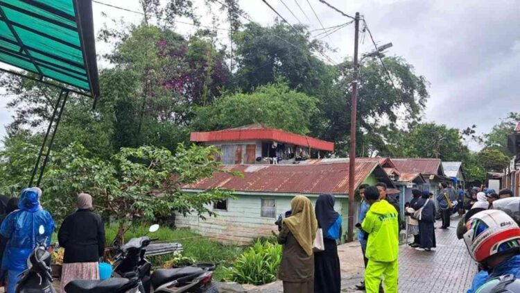 Warga di Kelurahan Bukik Cangang Kayu Ramang (BKCR) Kota Bukittinggi mengungsi sementara akibat adanya aktivitas tanah bergerak di daerah tempat tinggal mereka yang berada di bibir Ngarai Sianok​​​​​​​. ANTARA/AL FATAH