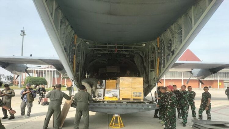 Pesawat angkut Hercules TNI AU mengangkut bantuan logistik untuk korban banjir di kawasan Sumatera di lanud Halim Perdanakusuma, Jakarta Timur, Jumat (28/11/2025) (ANTARA/Walda Marison)