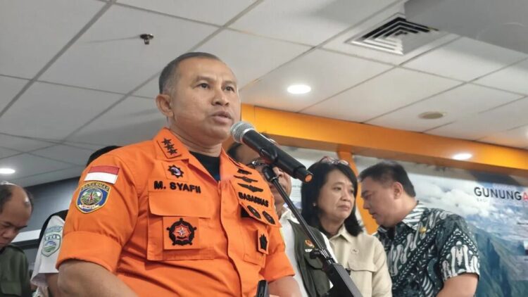 Operasi SAR Diperkuat, Basarnas Fokus Evakuasi Warga Terisolasi di Tiga Provinsi 1 Kepala Basarnas Mohammad Syafii dalam konferensi pers selepas rapat terbatas di Kantor BNPB Jakarta, Kamis (27/11/2025) (ANTARA/M Riezko Bima Elko Prasetyo)
